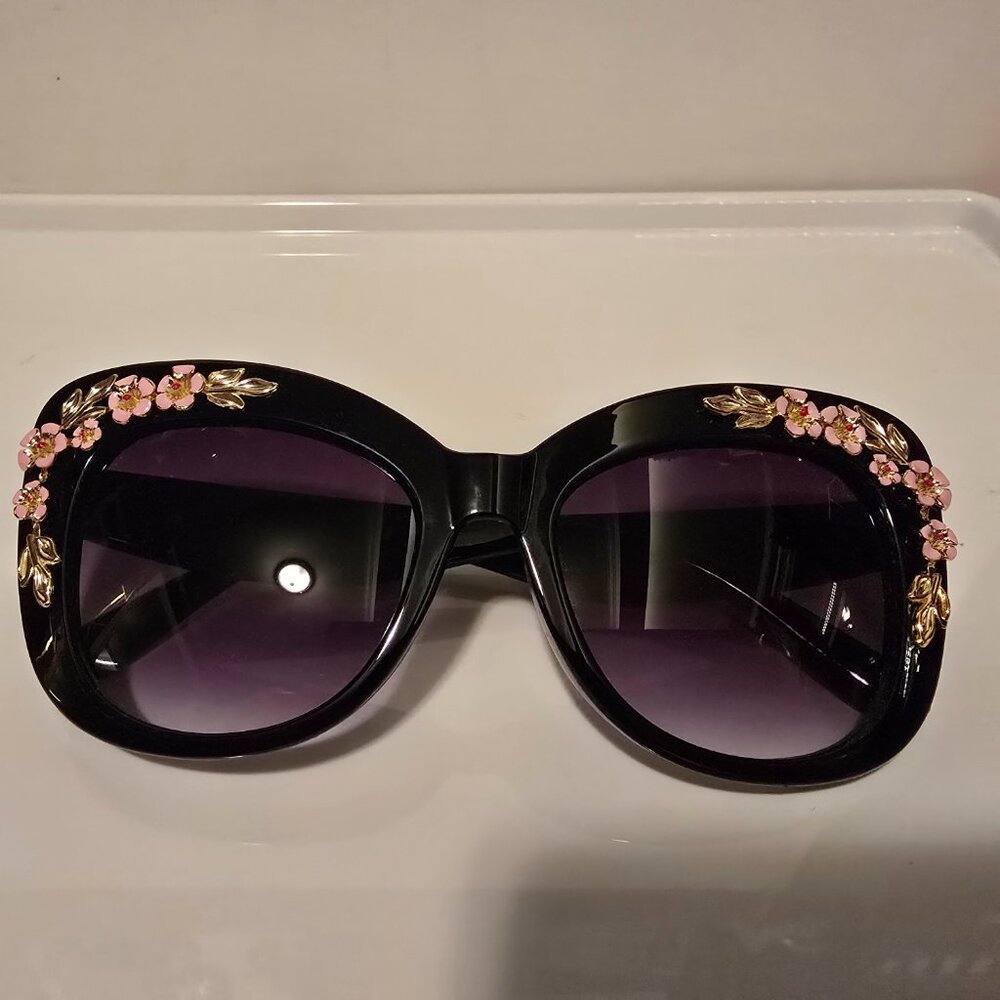 Torrid- Rosette Cateye Sunglasses- Black - Picture 5 of 7